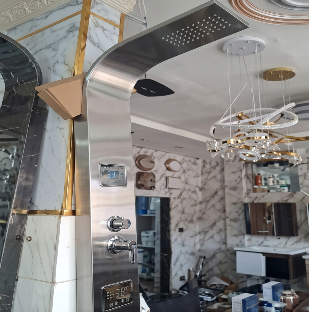 Colonne douche massant murale courbée – finition chromée