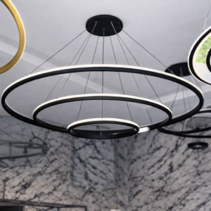 Lustre anneaux concentriques dorés/noirs sur cordes – aérien design