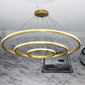 Lustre multi-anneaux dorés suspendus sur cordes – design contemporain