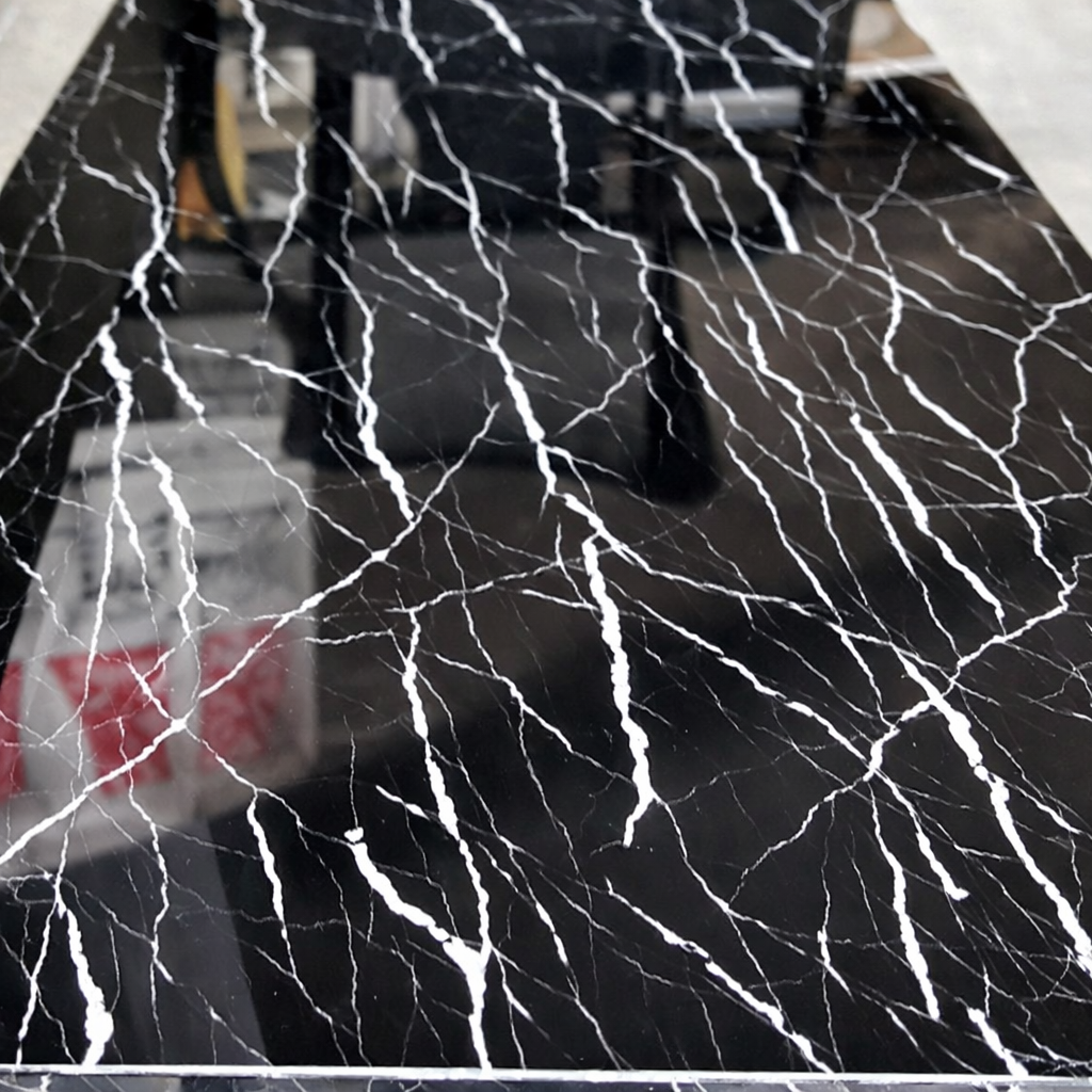 Panneau PVC marbre noir veines blanches 2.44m x 1.22m